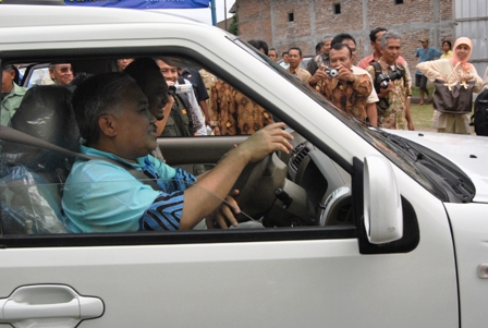 Din Syamsuddin saat melakukan test drive